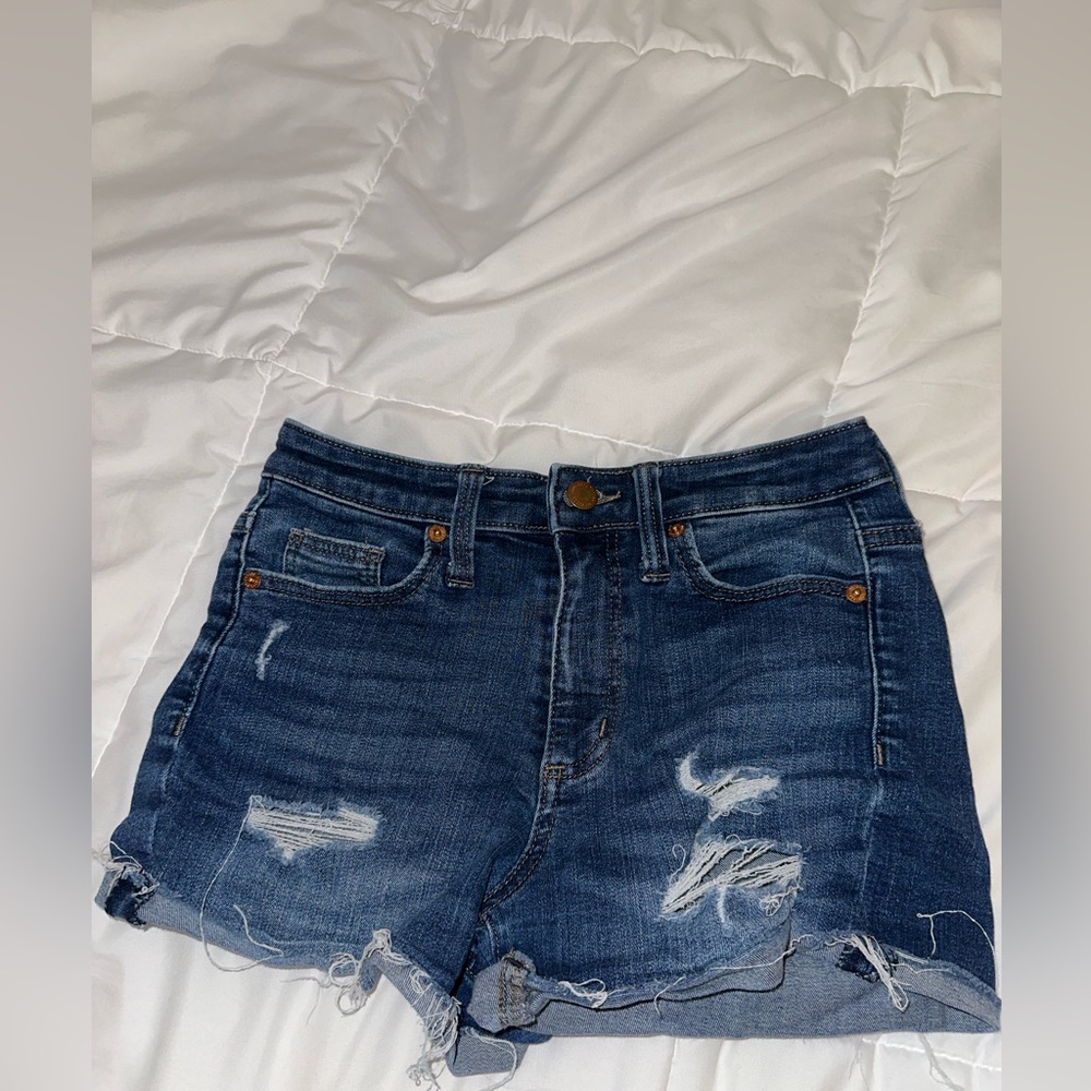 Women’s Universal Thread distressed Jean shorts